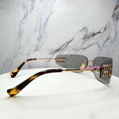 MIU MIU 0MUA51S 5AK50K wrap rimless grey sunglasses with tortoise shell temple tips side view.