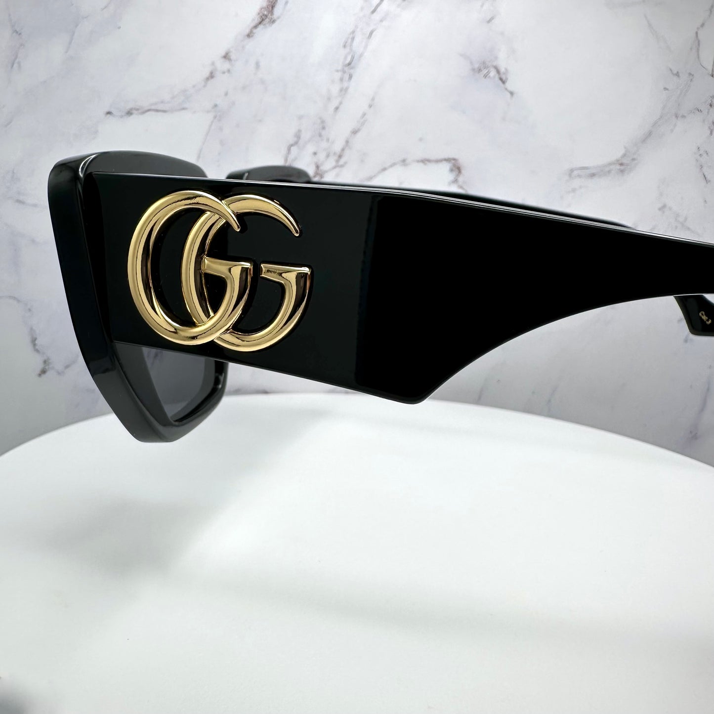 Gucci Black Gold Sunglasses Oversized GG Logo GG0956S 003