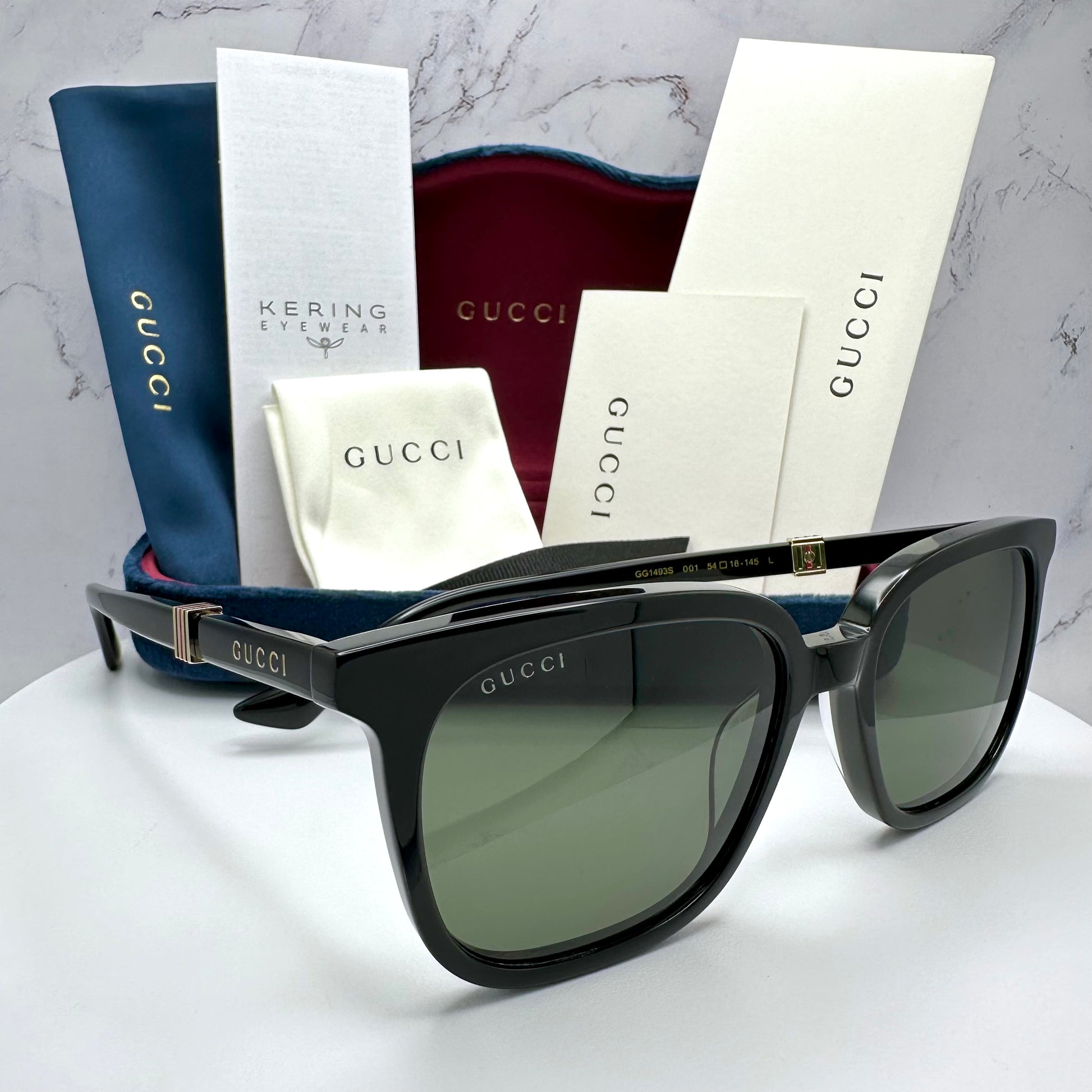 Gucci Sunglasses GG1493S Inspired by the vintage archive, the new Running web concept presents an enameled metal insert placed in the middle of the temple. Oversize squared acetate shape. Gucci lettering logo lasered on the temple. Masculine dark color palette paired with solid lenses.