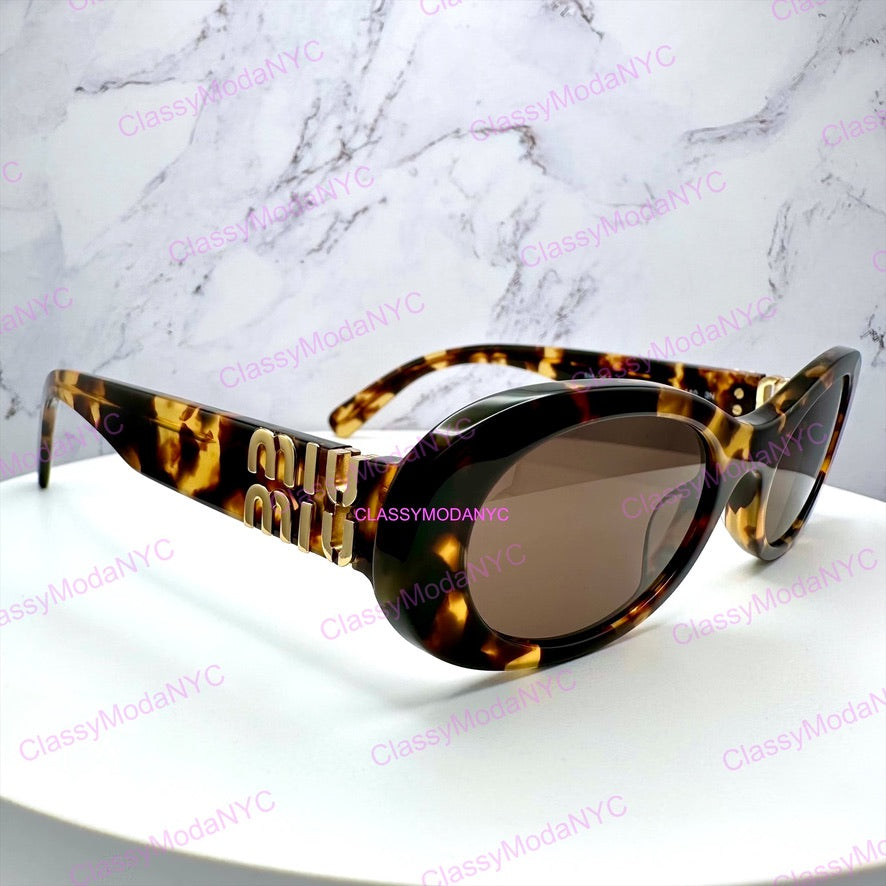 MU 06ZS VAU06B MIU MIU Sunglasses with tortoiseshell frame and brown lenses on a white surface with marble background