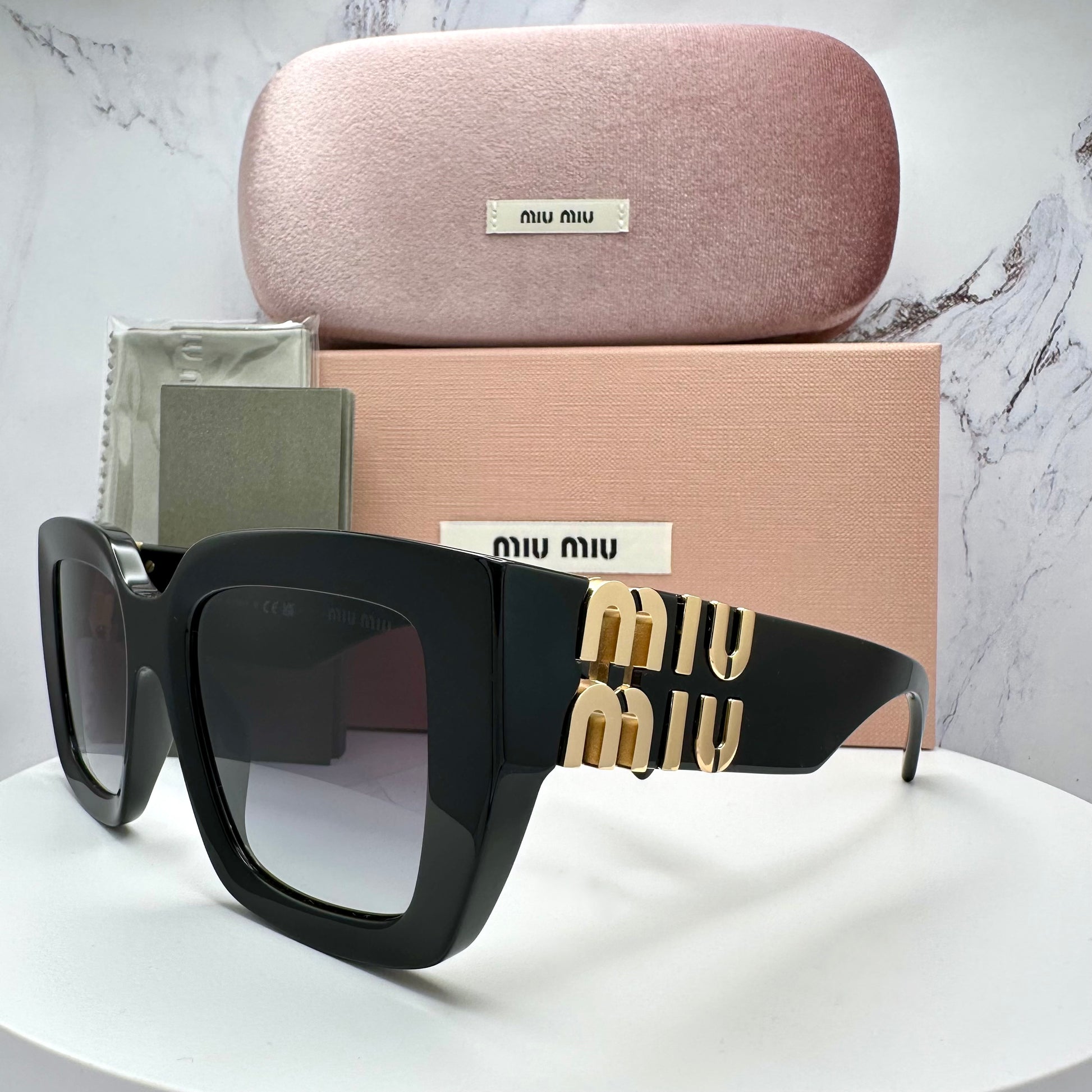 MUB05S 16K90A Miu Miu black sunglasses with gold logo 